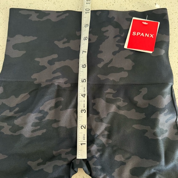 Spanx look at me now leggings black Camo size medium - Picture 8 of 9